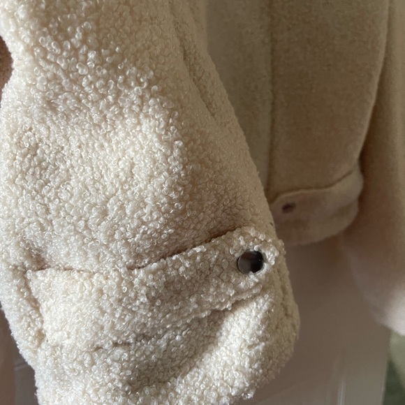 (2/10$) Women’s XL fuzzy cropped white jacket - Picture 3 of 6